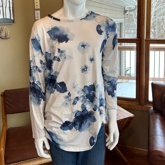 Adorable Soft Long Sleeve Blouse White with Blue Floral Design Loose Fit 2X - Picture 1 of 3